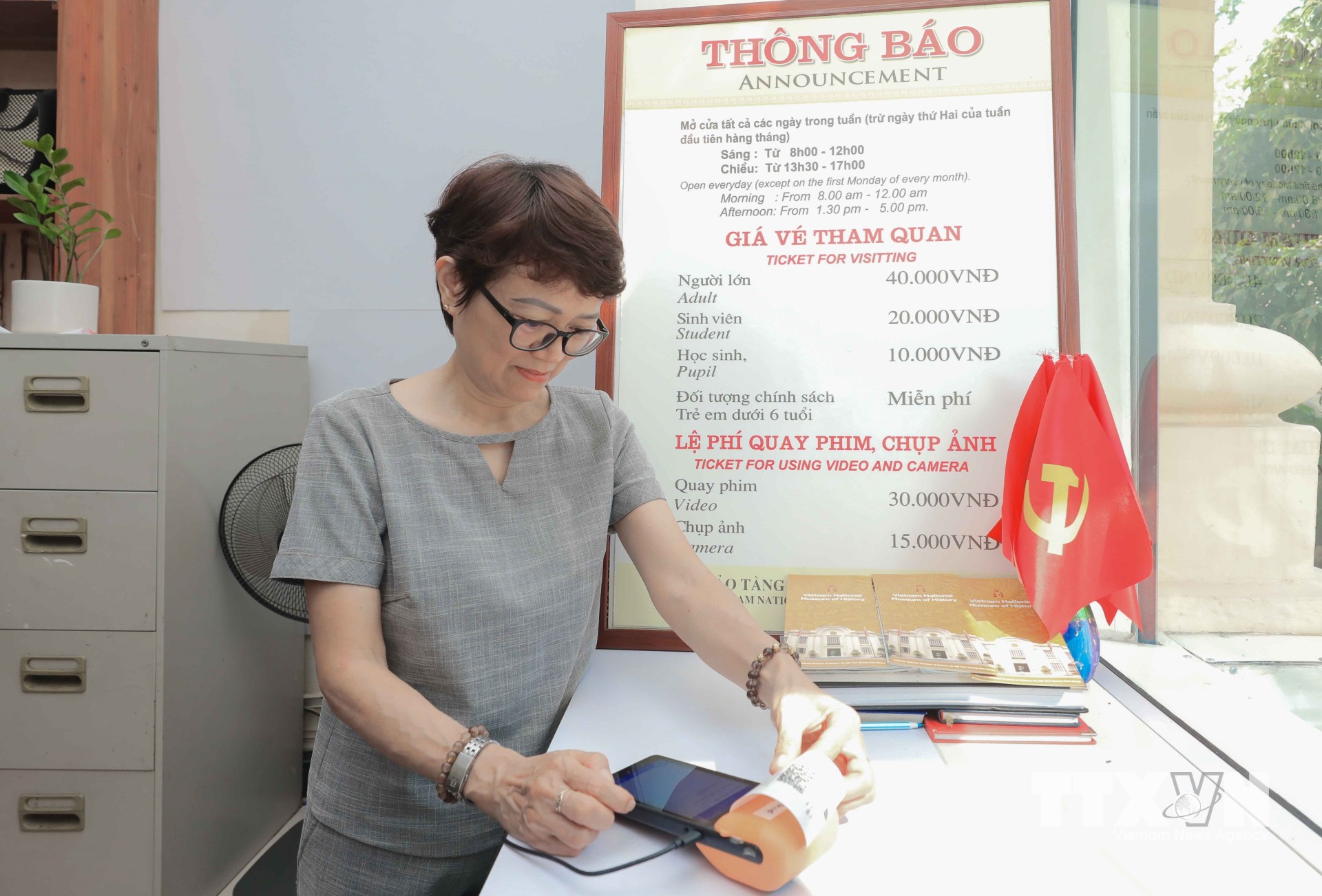 Hệ thống bán vé tham quan bằng máy bán vé tự động tại Bảo tàng Lịch sử Quốc gia giúp du khách chủ động, góp phần nâng cao hiệu quả phục vụ và thúc đẩy chuyển đổi số. (Ảnh: Phan Phương/TTXVN)